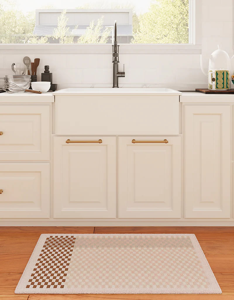 Elegant 60 x 90 washable mat with beige and brown geometric patterns, complementing a pristine white kitchen interior